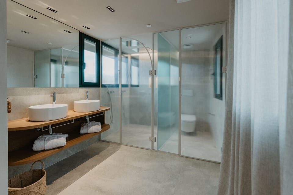 Deluxe Suite | 1 bedroom, Egyptian cotton sheets, premium bedding, minibar