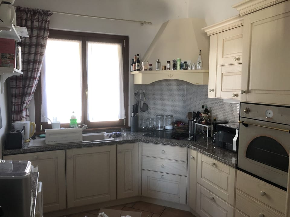 Full-size fridge, microwave, oven, stovetop
