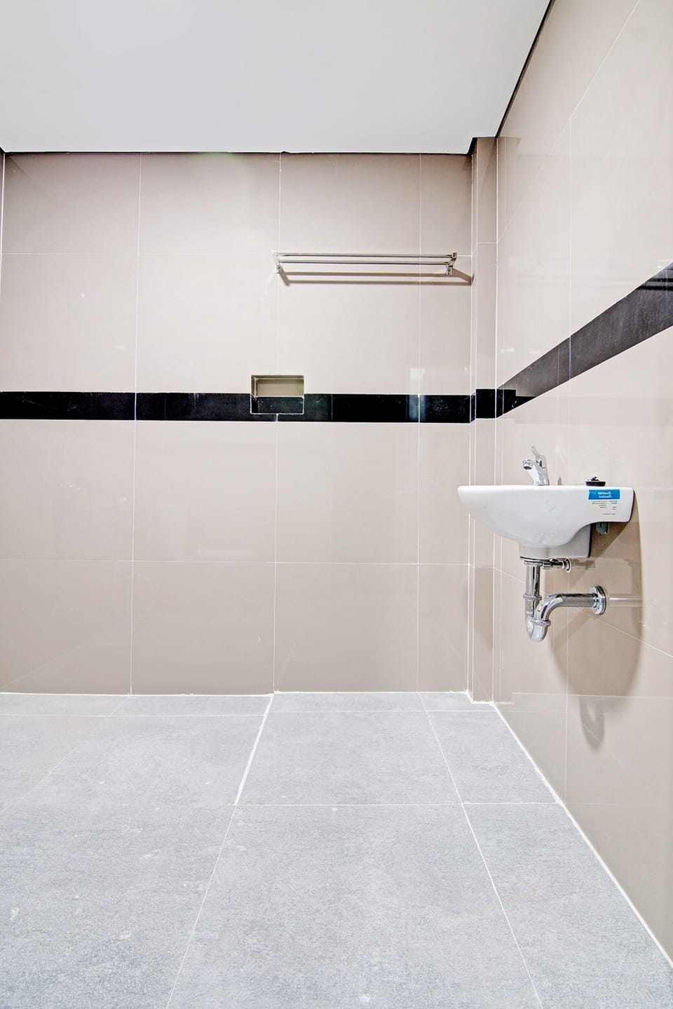 Standard Double Room | Bathroom | Shower, rainfall showerhead, towels, toilet paper