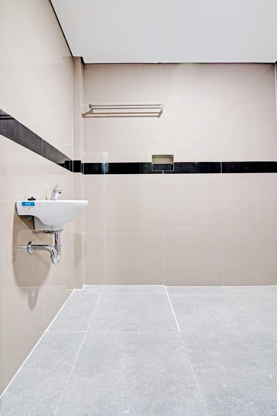 Standard Double Room | Bathroom | Shower, rainfall showerhead, towels, toilet paper