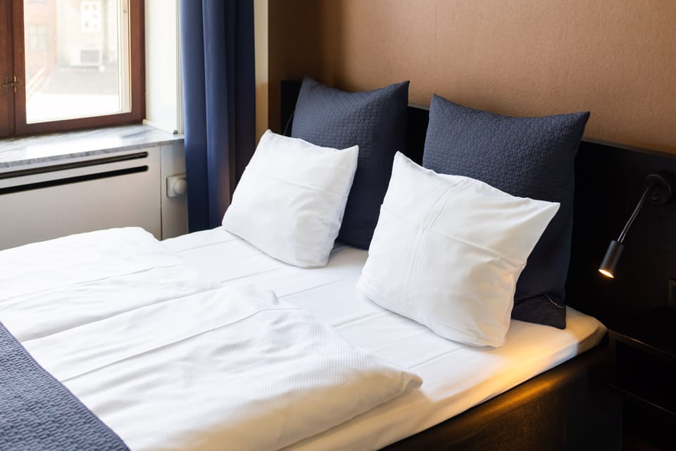 Hypo-allergenic bedding, desk, iron/ironing board, free WiFi