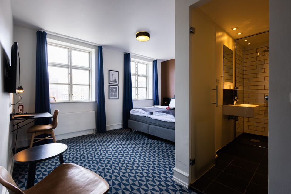 Comfort Double Room, 1 King Bed | Hypo-allergenic bedding, desk, iron/ironing board, free WiFi