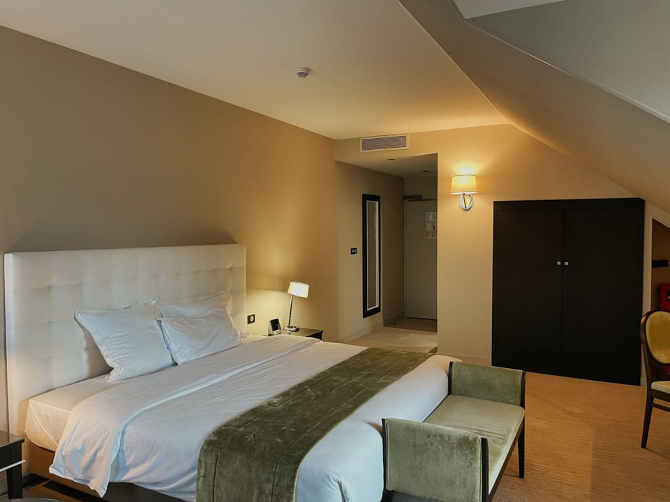 Suite, 1 King Bed | In-room safe, desk, blackout drapes, soundproofing