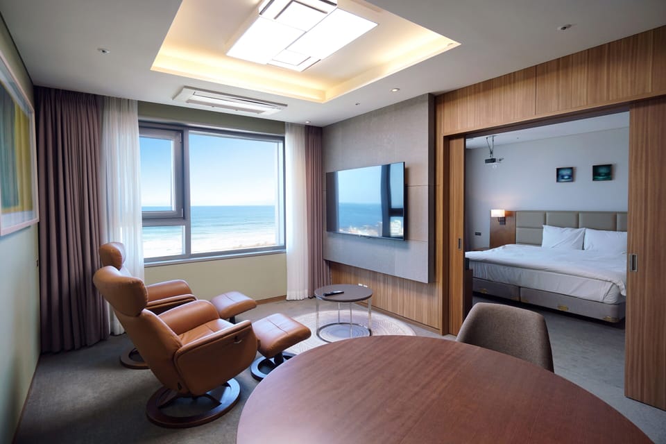 Club Suite, 1 Bedroom, Ocean View | Living room | 42-inch LED TV with cable channels, TV