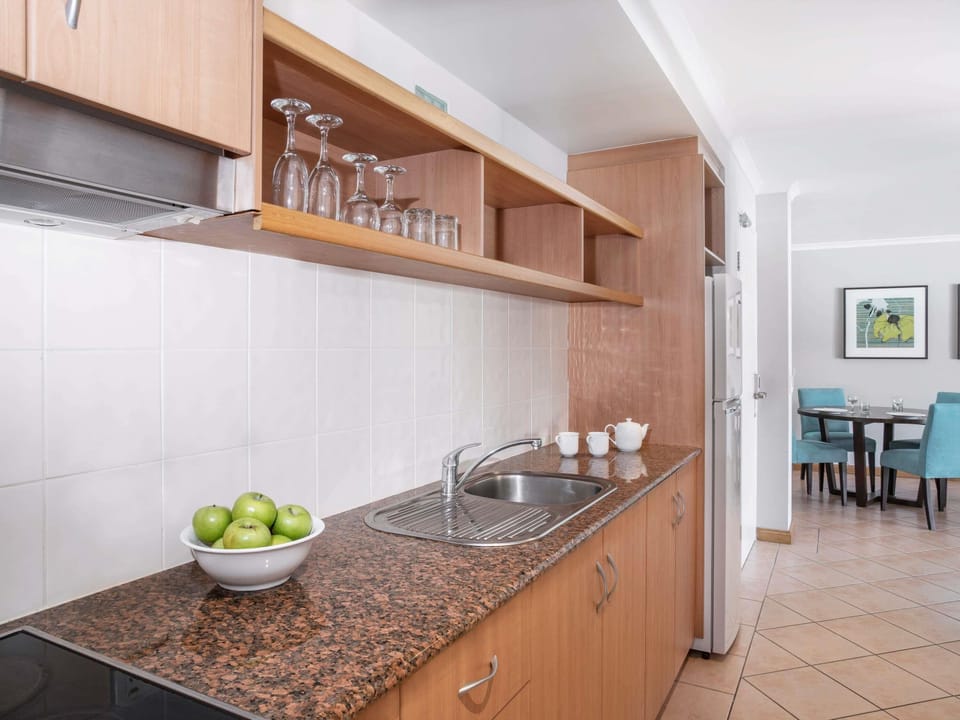 Iron/ironing board, rollaway beds, WiFi, bed sheets