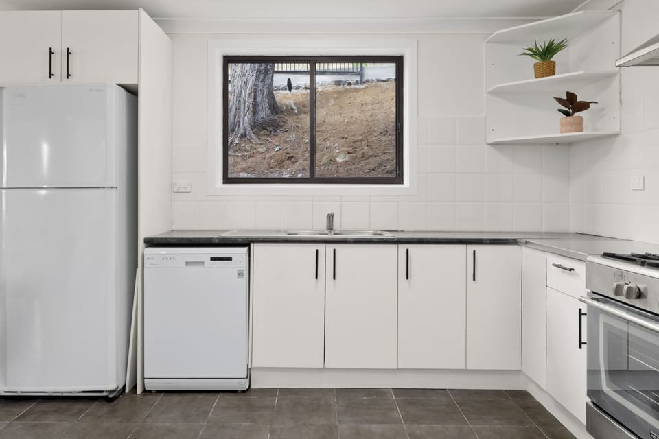 Deluxe Suite | Private kitchen | Mini-fridge, microwave, electric kettle, toaster