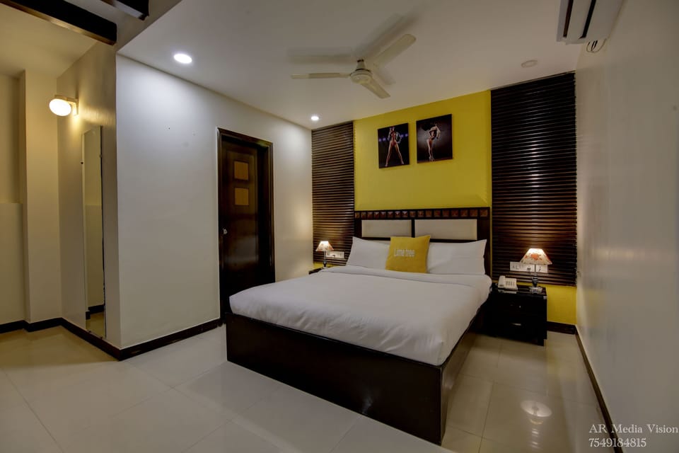Deluxe Room | 1 bedroom, minibar, desk, blackout drapes
