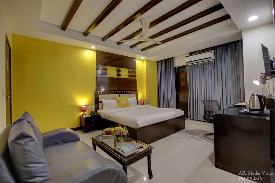 Deluxe Room | 1 bedroom, minibar, desk, blackout drapes