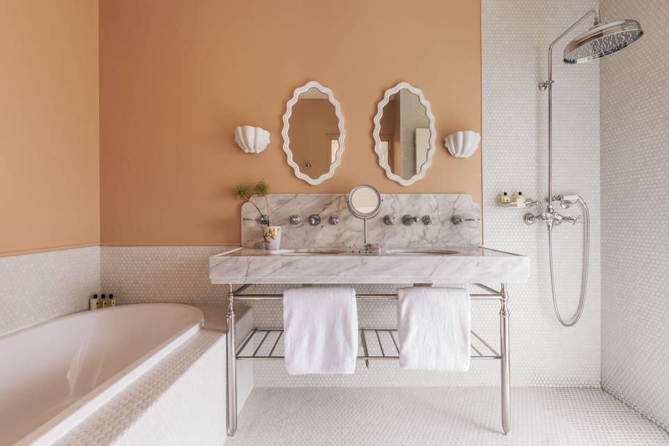 Suite Duplex | Bathroom | Combined shower/tub, free toiletries, hair dryer, bathrobes