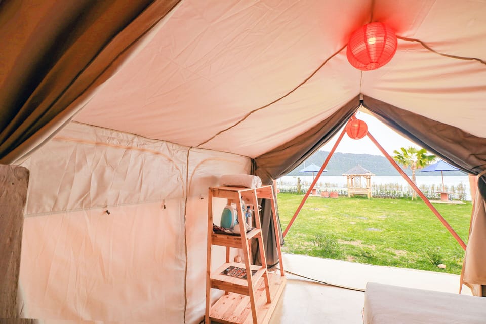 Tenda Bulat | Desk, free WiFi, bed sheets
