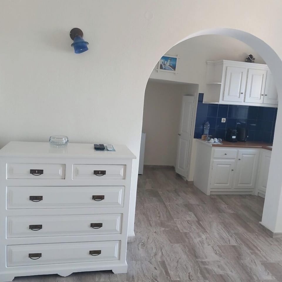 Superior Apartment Caldera View Private jetted Tub | Private kitchen | Mini-fridge, espresso maker, coffee/tea maker, electric kettle