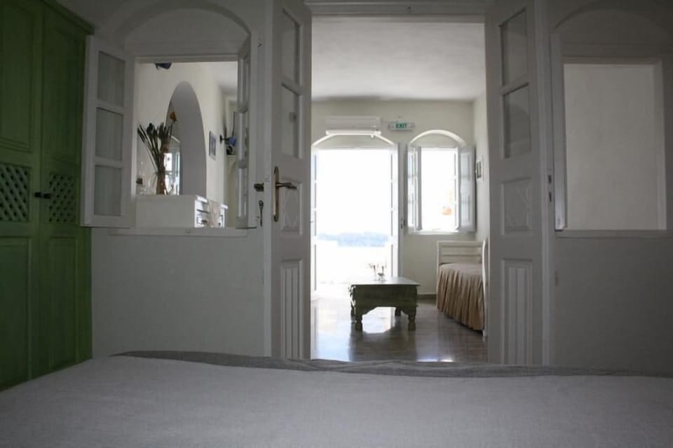 Apartment Caldera View Share Jetted Tub | Premium bedding, in-room safe, individually decorated