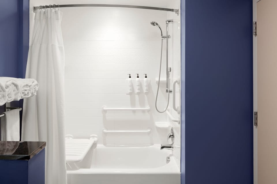Room, 2 Queen Beds (Mobility/Hearing Accessible, Tub) | Bathroom | Combined shower/tub, hydromassage showerhead, free toiletries