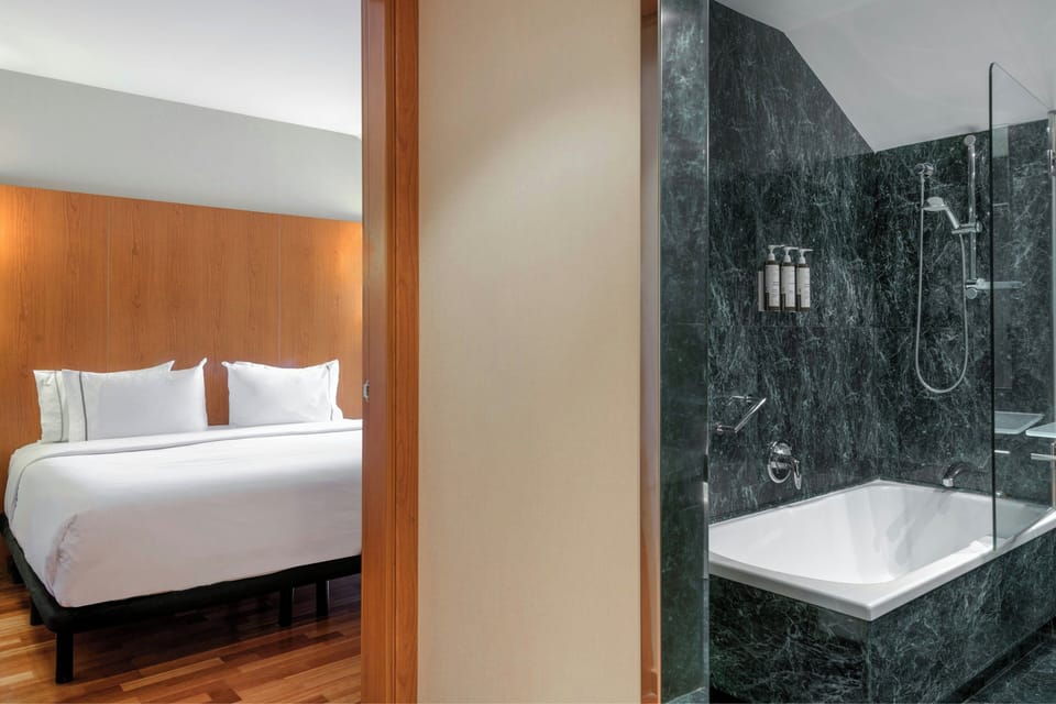 Junior Suite, 1 King Bed | Minibar, in-room safe, desk, soundproofing