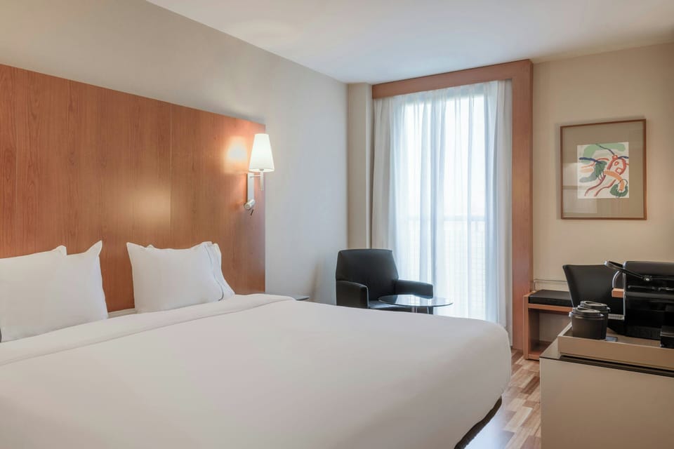 Standard Room, 1 King Bed | Minibar, in-room safe, desk, soundproofing