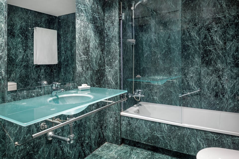 Junior Suite, 1 King Bed | Bathroom | Combined shower/tub, designer toiletries, hair dryer, towels
