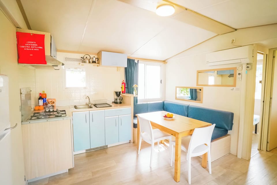 Deluxe Room | Private kitchen | Full-size fridge, stovetop, cookware/dishes/utensils