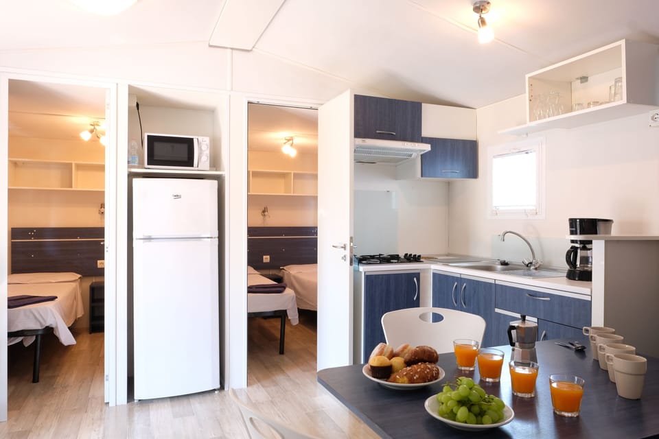 Deluxe Room | Private kitchen | Full-size fridge, stovetop, cookware/dishes/utensils