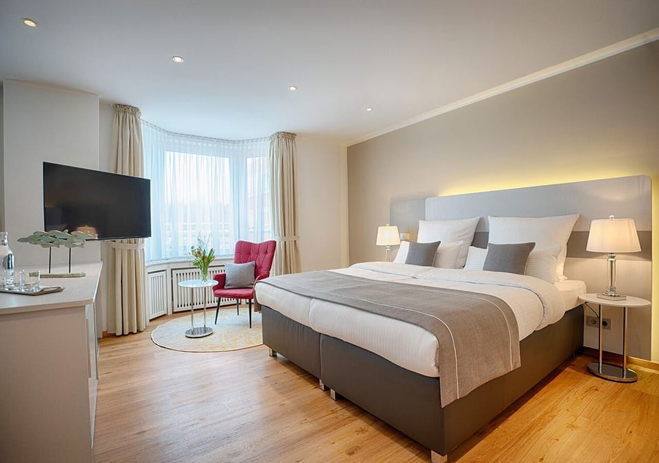 Standard Suite | Hypo-allergenic bedding, in-room safe, individually decorated