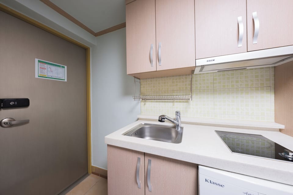 Deluxe Room, 1 Queen Bed | Tempur-Pedic beds, laptop workspace, blackout drapes, iron/ironing board