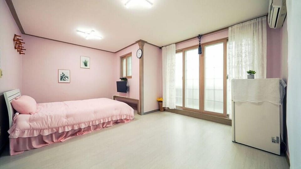 Room (Room 201)