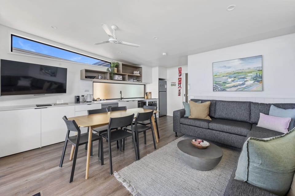 Full-size fridge, microwave, oven, stovetop