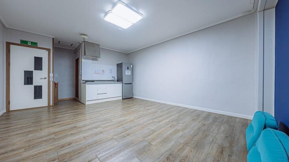 Room (day)