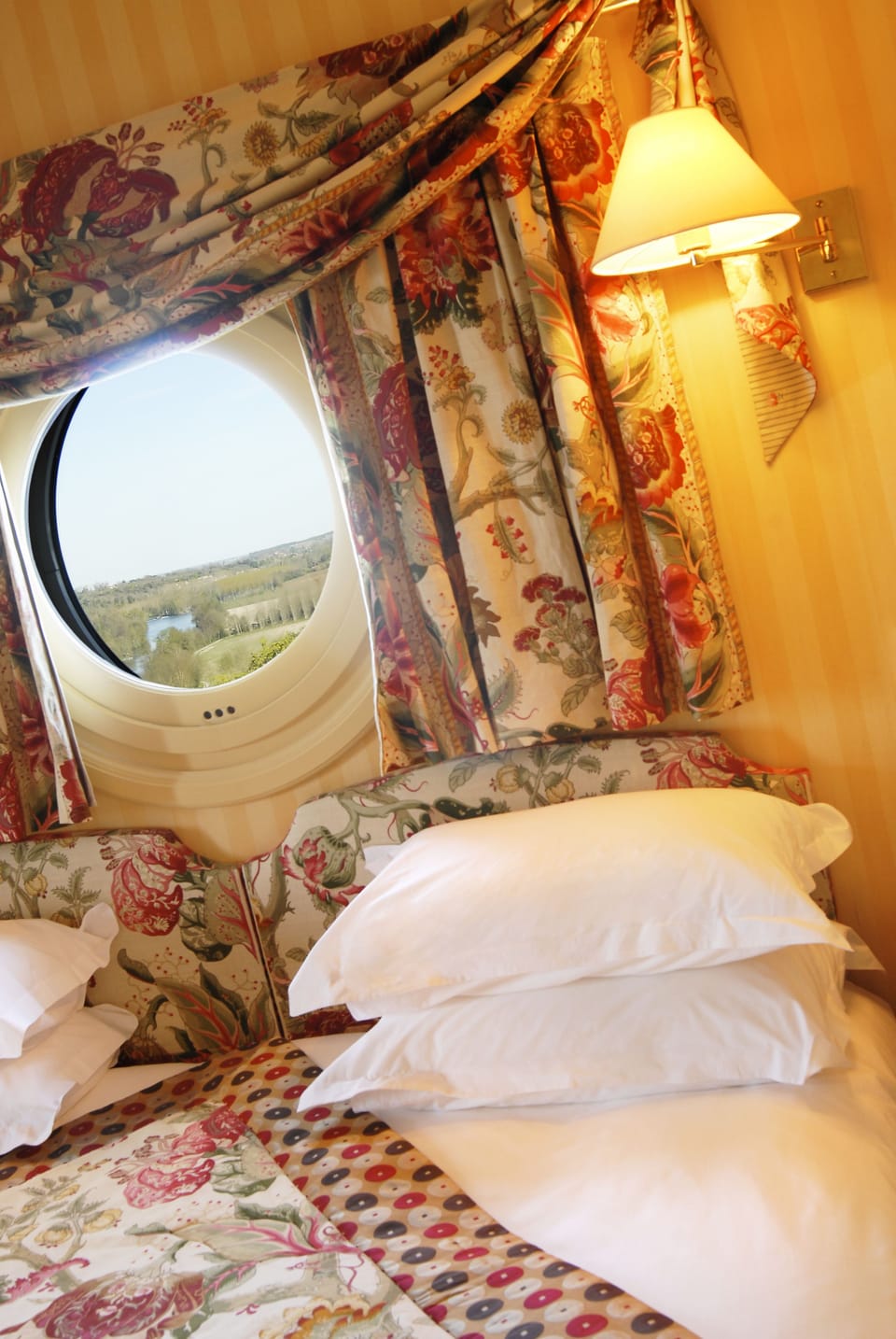 Deluxe Suite | Minibar, in-room safe, individually decorated, individually furnished