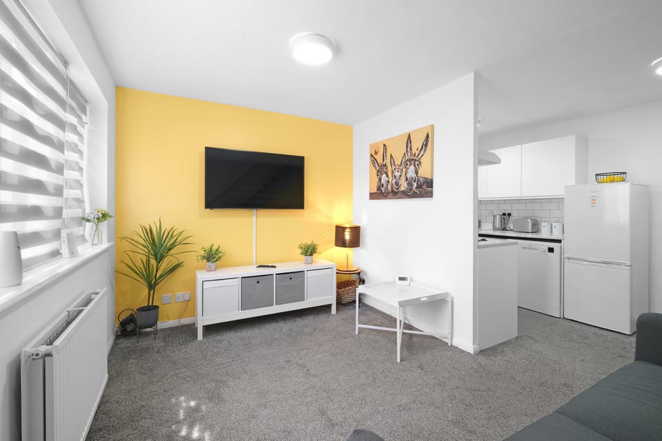 House, 1 Bedroom | Living area | 42-inch Smart TV with satellite channels, TV, Netflix