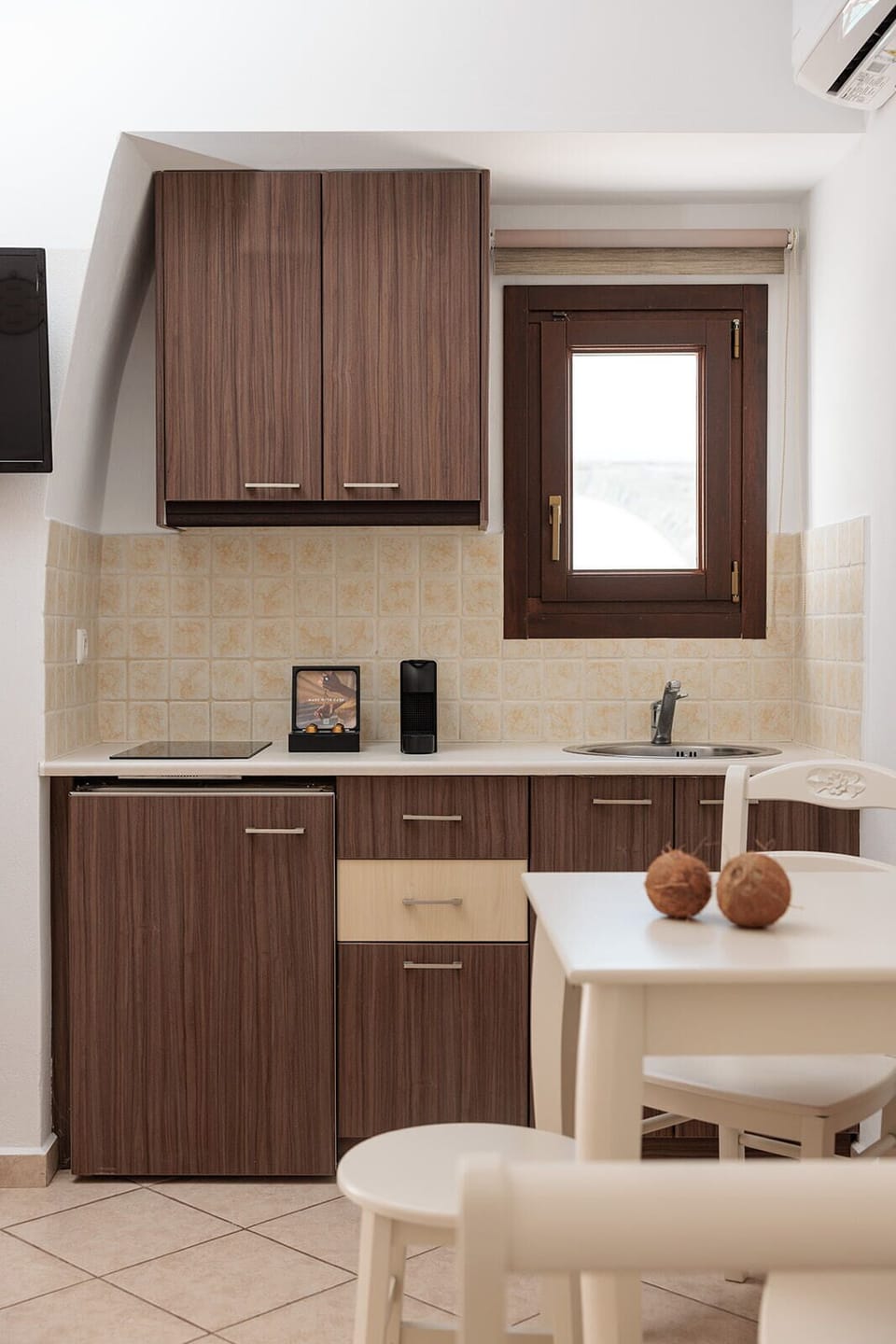 Triple Room, Pool View | Private kitchen | Fridge, stovetop, electric kettle, cookware/dishes/utensils