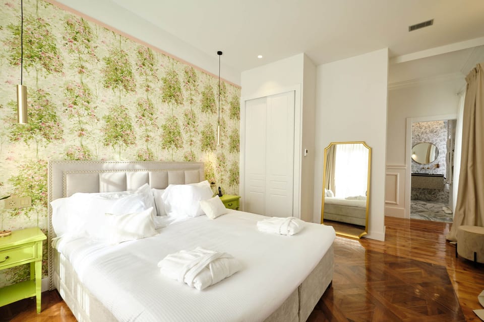 Luxury Room | Egyptian cotton sheets, premium bedding, down comforters