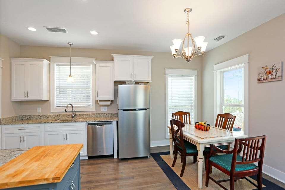 House, 2 Queen Beds (HiDune) | Private kitchen | Oven, toaster