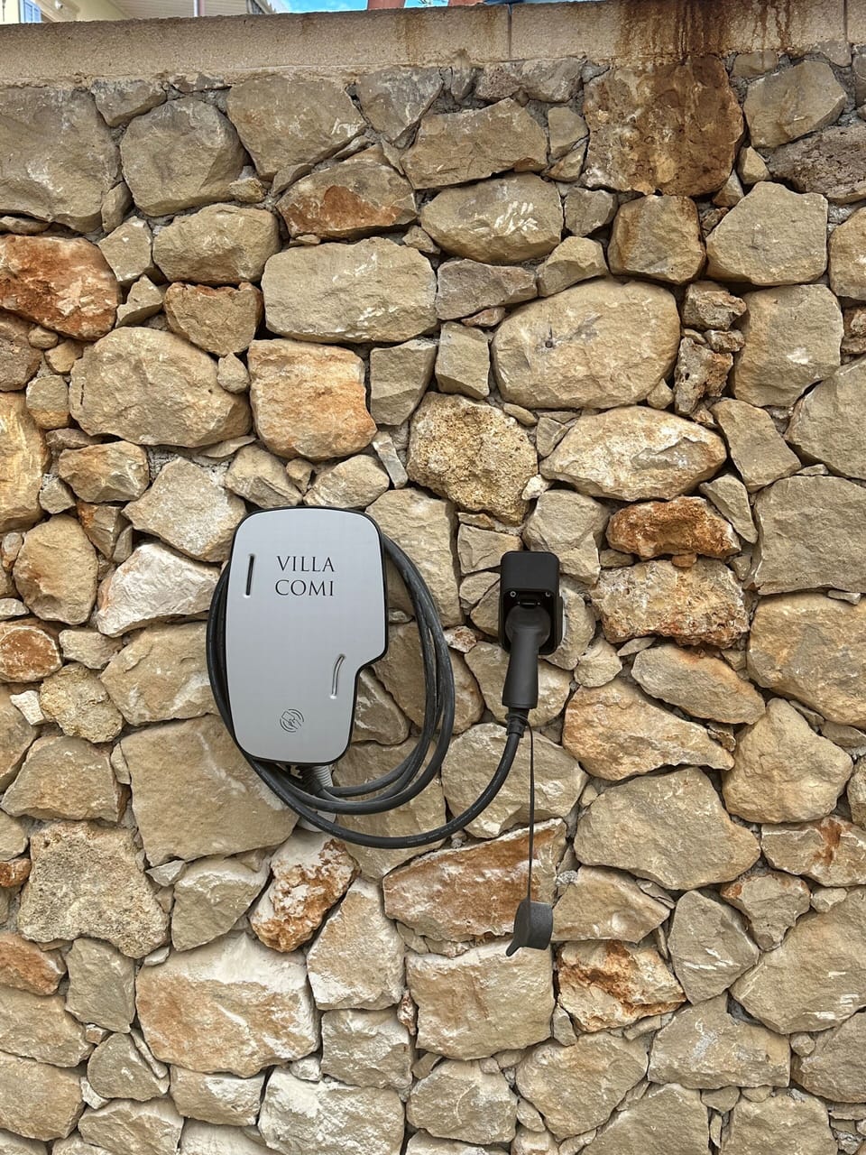 Electric vehicle charging station