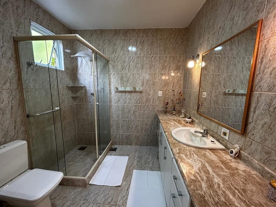 Deluxe Studio Suite | Bathroom | Free toiletries, hair dryer, towels, soap