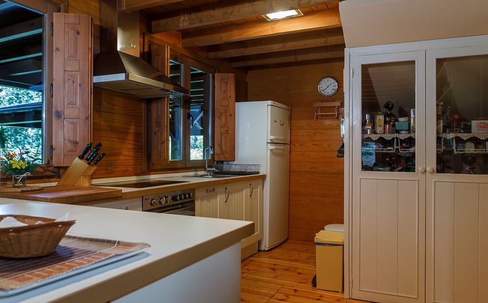 Comfort Cottage, Balcony, Garden View | Private kitchen | Coffee/tea maker, electric kettle