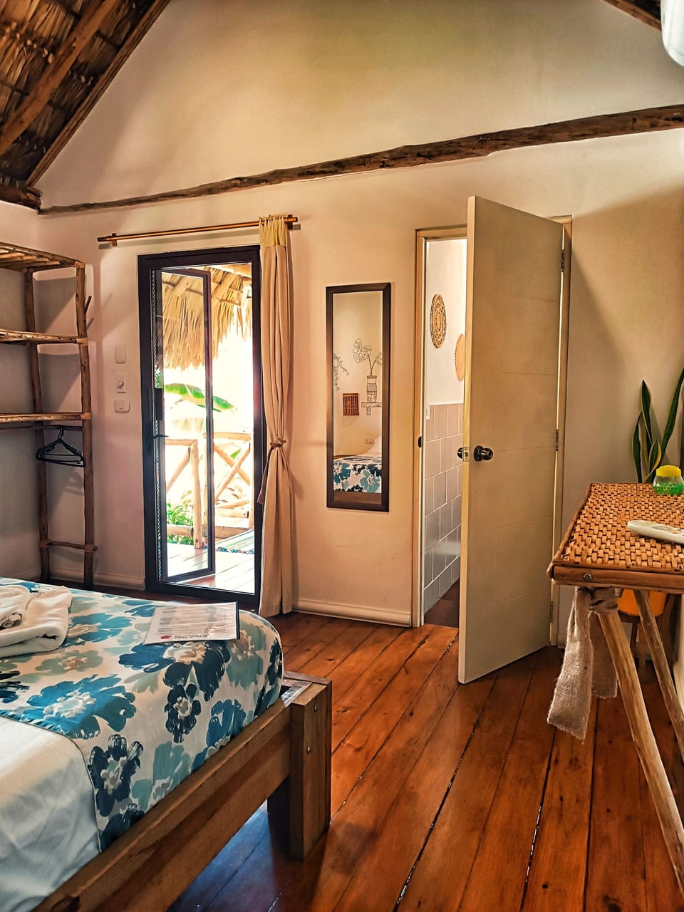 Premium bedding, in-room safe, desk, WiFi (free)