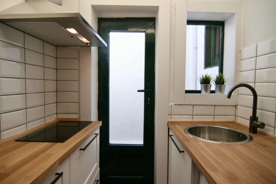 City Studio | Private kitchen | Mini-fridge, microwave, oven, stovetop
