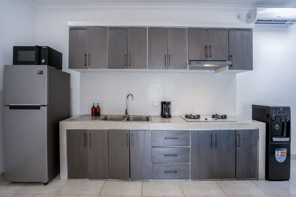 Deluxe Villa | Private kitchen | Fridge, microwave, stovetop, coffee/tea maker