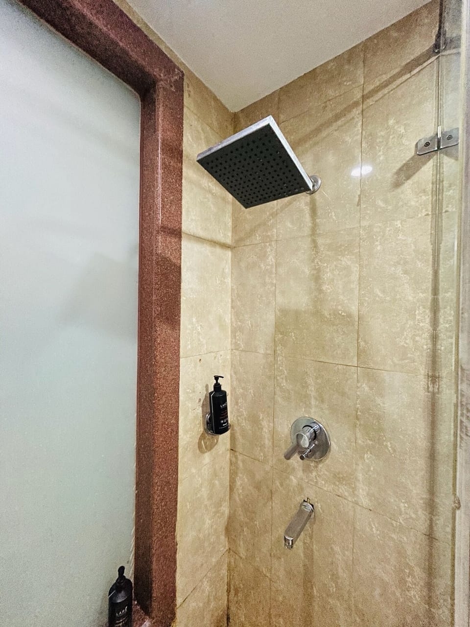 Deluxe Room | Bathroom | Rainfall showerhead, free toiletries, towels, soap