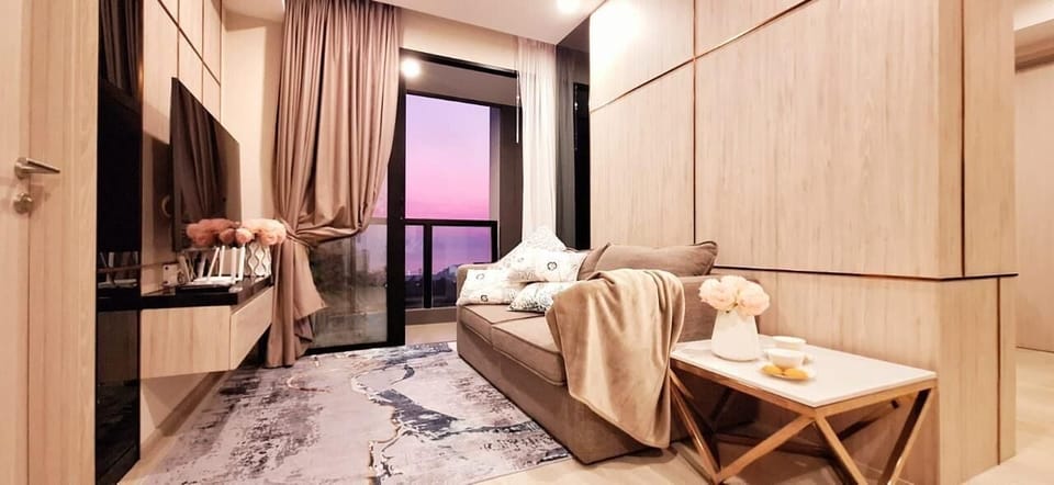 Condo, Sea View | Living area | 40-inch Smart TV with cable channels, TV