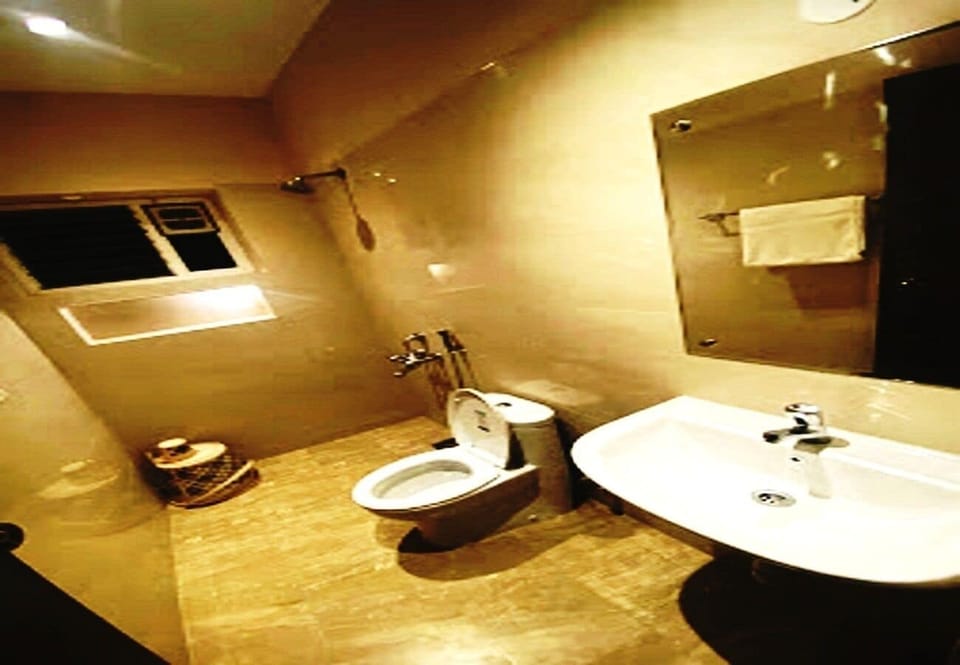 Executive Double Room | Bathroom | Shower, rainfall showerhead, free toiletries, bathrobes