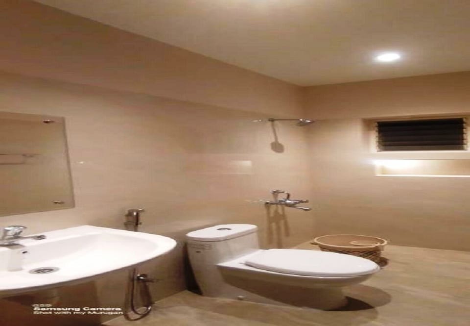 Shower, rainfall showerhead, free toiletries, bathrobes