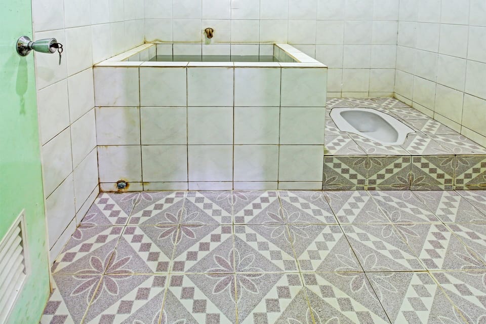Basic Double Room | Bathroom | Shower, rainfall showerhead, towels, toilet paper