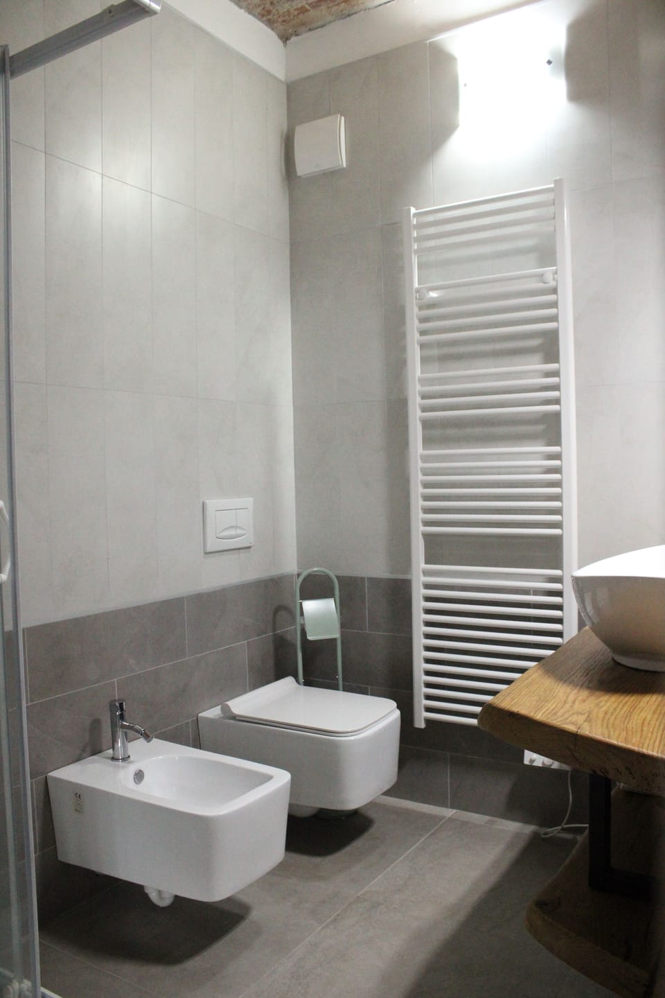 Standard Double or Twin Room | Bathroom | Shower, hair dryer, bidet, towels