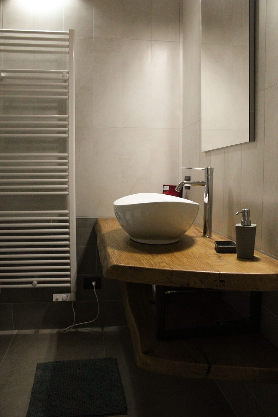 Standard Double or Twin Room | Bathroom | Shower, hair dryer, bidet, towels