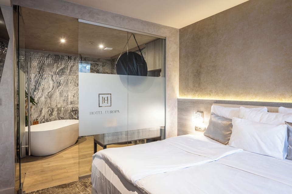 Exclusive Suite | In-room safe, desk, laptop workspace, blackout drapes