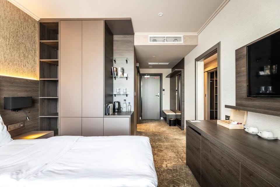 Family Room | In-room safe, desk, laptop workspace, blackout drapes