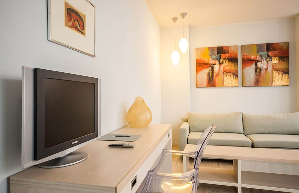 Minibar, in-room safe, desk, cribs/infant beds