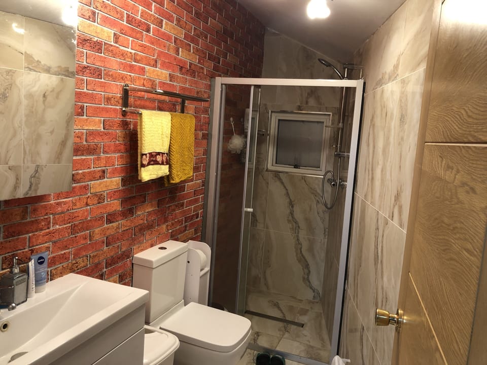 Family House | Bathroom | Free toiletries, slippers, towels, shampoo