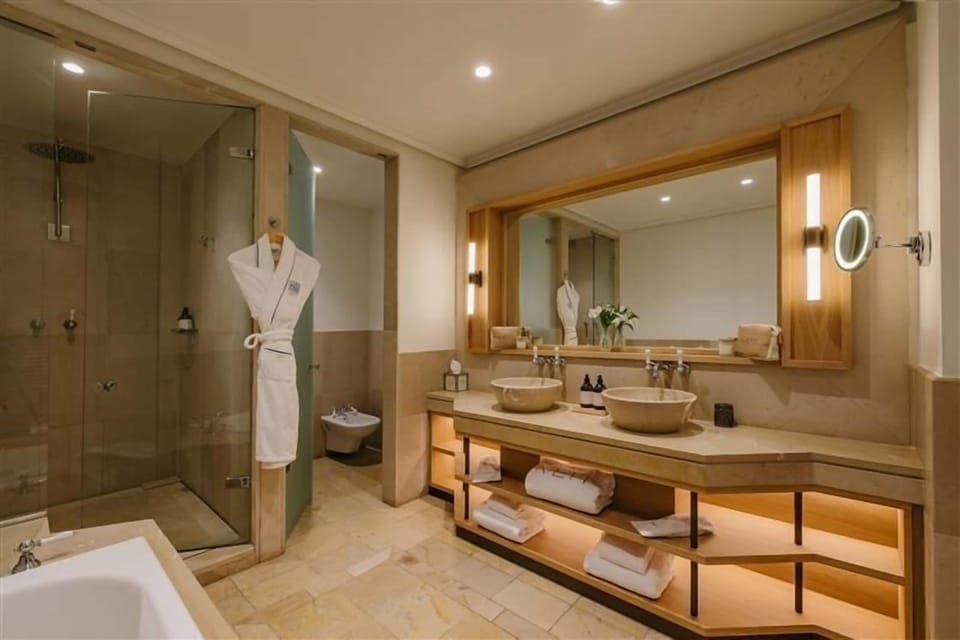 Junior Studio Suite | Bathroom | Separate tub and shower, eco-friendly toiletries, hair dryer, bathrobes